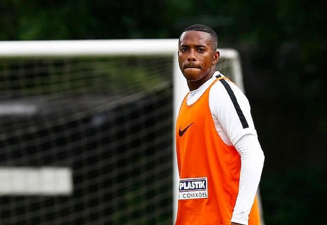 Longe dos holofotes, Robinho comemora Brasileirão de 2002 de forma tímida