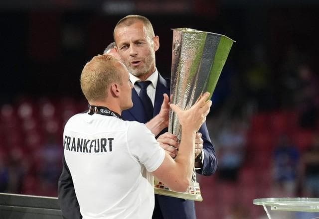 Campeão da Europa League, capitão do Eintracht exibe corte na cabeça