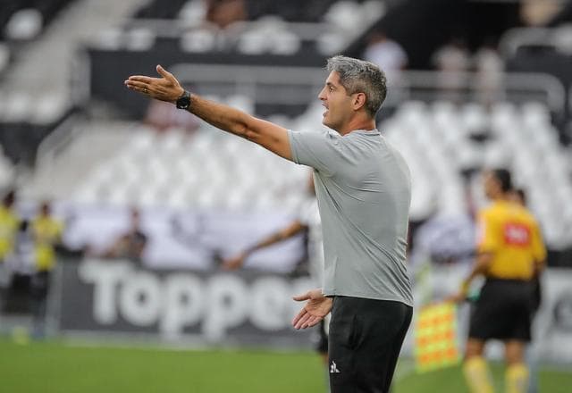 Corinthians desiste de contratar auxiliar Rodrigo Santana um dia após anúncio