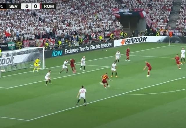 DEFESAÇA! Bono salva o Sevilla diante da Roma em chute de Spinazzola