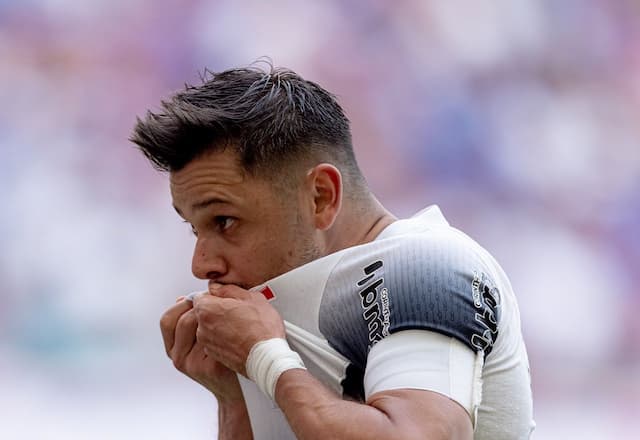 Com confusão no fim, Corinthians vence Flamengo e respira no Brasileirão