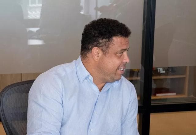 Ronaldo assina compra da SAF do Cruzeiro: "Me sinto honrado"