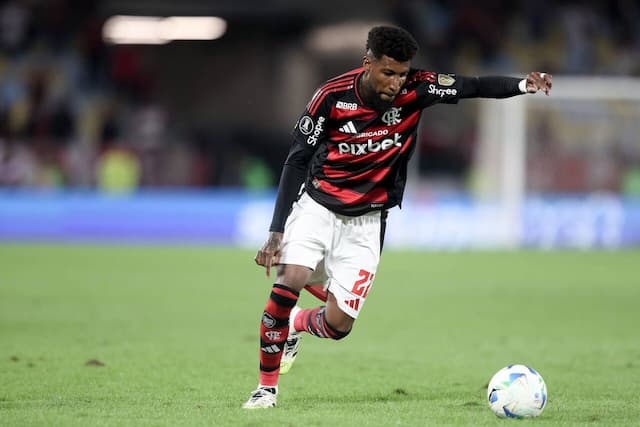 Royal celebra atuação no clássico e se manifesta sobre pressão da torcida do Flamengo