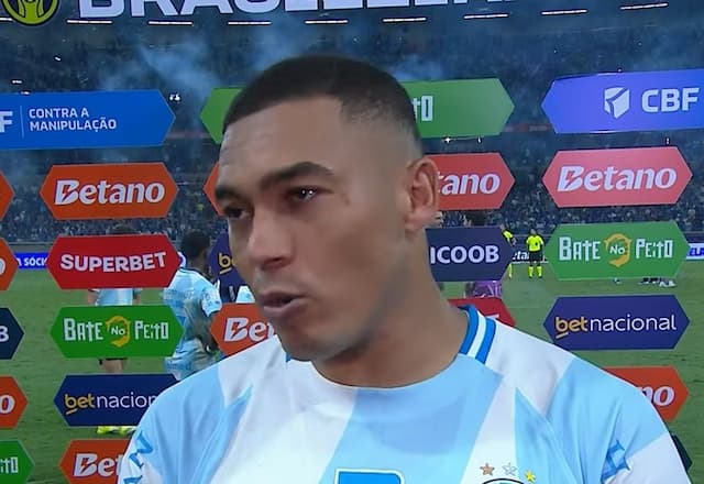 Carlos Vinicius sai em defesa de Luís Castro e cobra postura de jogadores do Grêmio