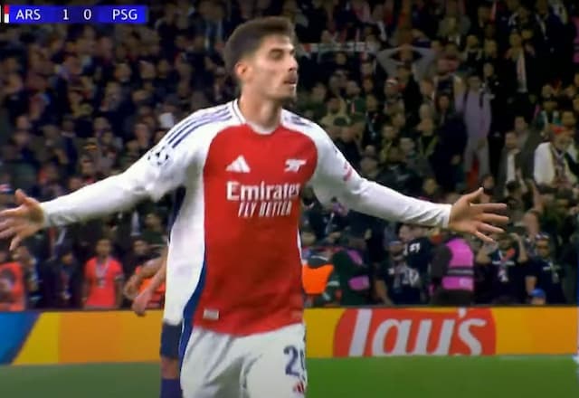 Gol! Havertz recebe ótimo cruzamento de Trossard e ganha no alto da defesa do PSG