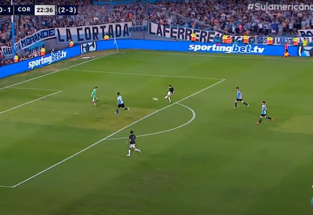 Memphis deixa Garro na cara do gol, mas argentino desperdiça chance de ouro