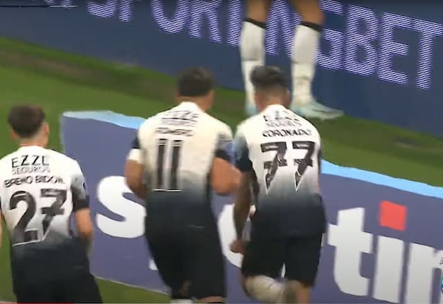 Mais um! Após grande jogada, Coronado aproveita rebote e amplia para o Timão