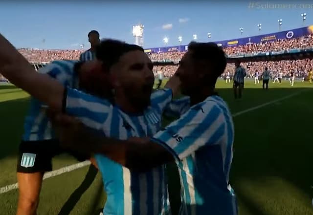 Mais um! Adrian Martínez amplia para o Racing na final da Sul-Americana