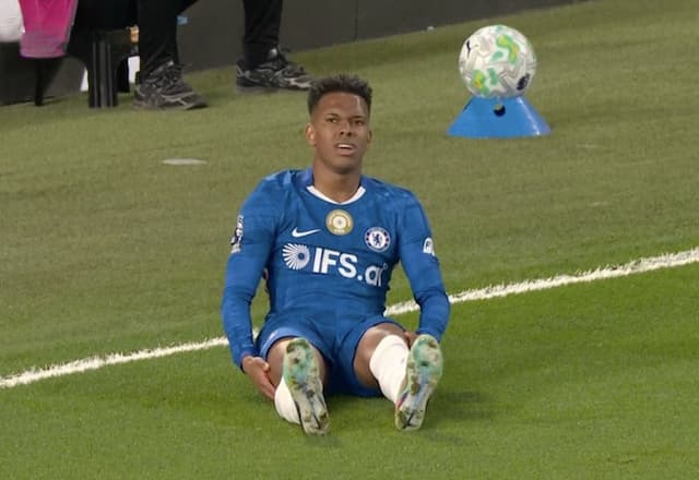 Problema para Ancelotti? Estêvão deixa campo mancando com apenas 12 minutos