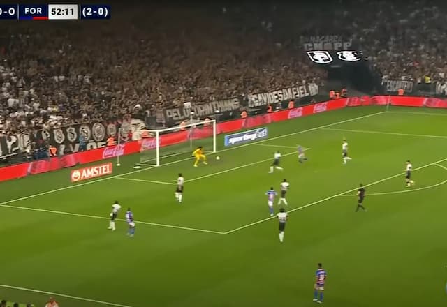 Inacreditável! Renato Kayzer desperdiça grande chance na pequena área