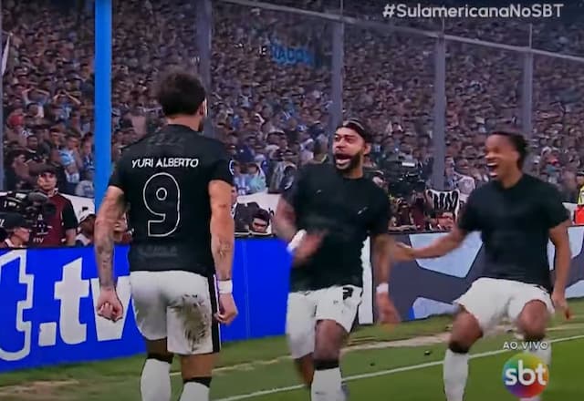 Memphis Depay dá lindo passe de calcanhar para Yuri Alberto abrir o placar