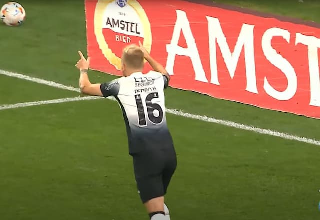 Memphis Depay dá assistência perfeita para Pedro Henrique ampliar para o Corinthians