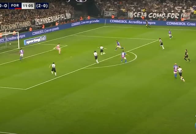 Por pouco! Fortaleza erra na saída de bola, e Coronado quase abre o placar