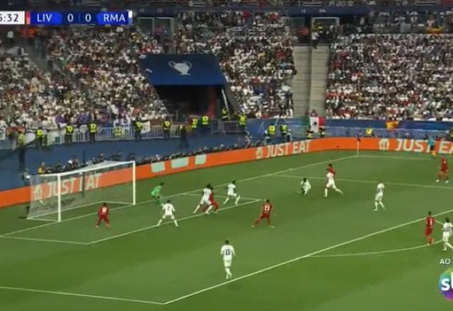 Salah desvia após cruzamento e Courtois salva o Real Madrid