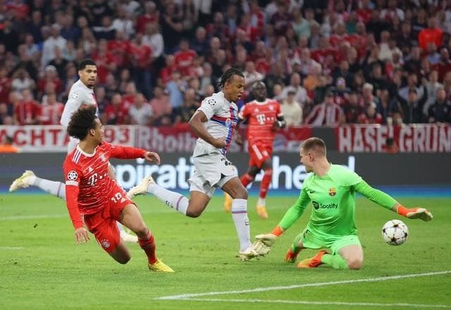 Barça desperdiça caminhão de gols, e Bayern vence jogão na Alemanha