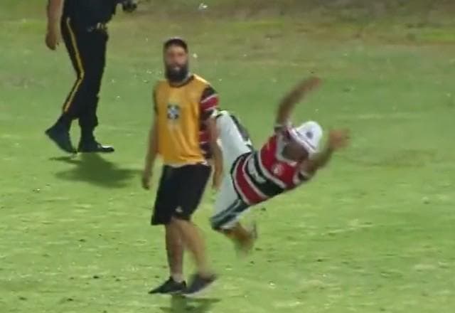 Torcedor do Santa Cruz invade campo e "ensina" goleiro a fazer defesas