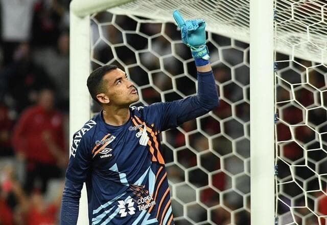 Flamengo anuncia contratação do goleiro Santos