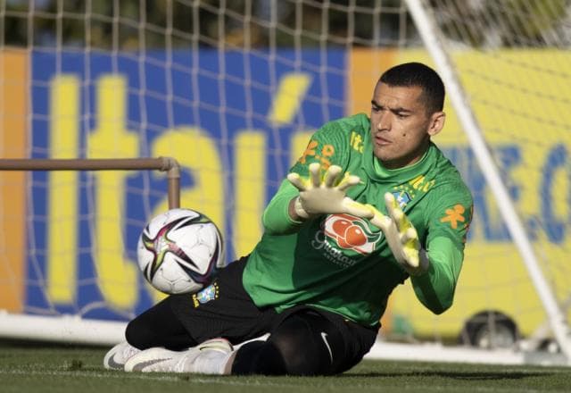 Weverton sofre trauma na mão e deixa a seleção; Santos é convocado