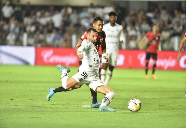 Santos vence Atlético-GO, encerra jejum e se afasta da zona de rebaixamento