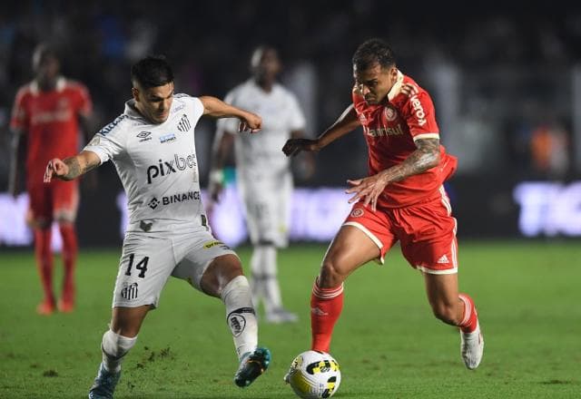 Com polêmica do VAR, Santos e Inter empatam na Vila Belmiro