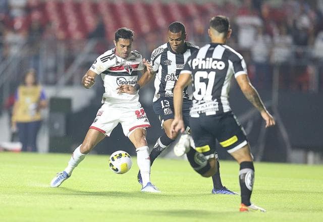 São Paulo vence o Santos e pula para o quinto lugar no Brasileirão