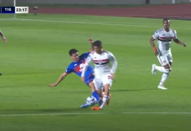 São Paulo tem um jogador a mais após entrada criminosa de Leizza em Pablo Maia