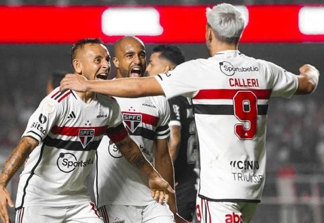 São Paulo vence o Corinthians de virada e chega a 34 pontos no Brasileirão 