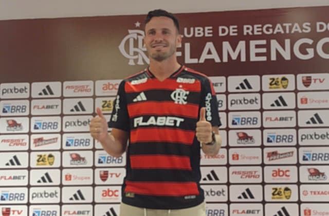 Saúl destaca reencontro com Filipe Luís no Flamengo: "Como jogador, já era treinador"