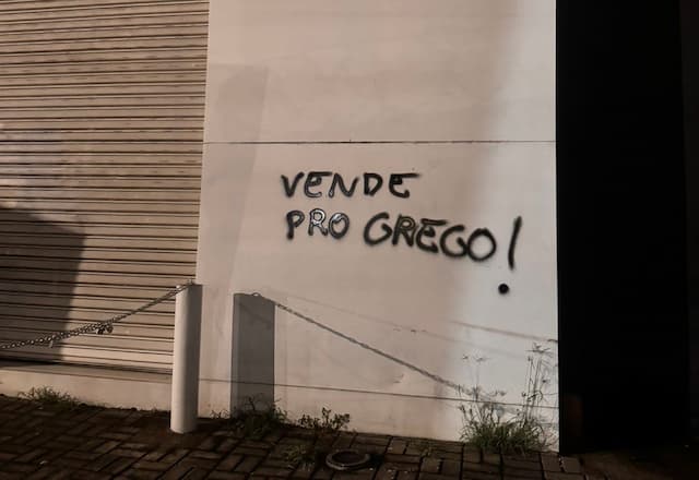 Torcedores picham muro de sede do Vasco: “Vende pro grego"
