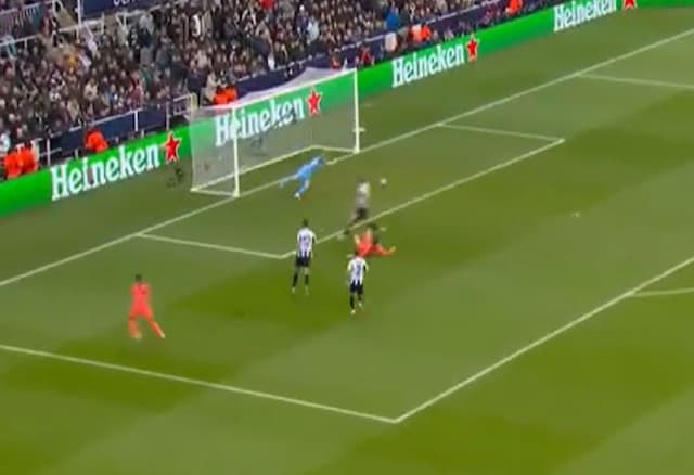 PASSOU PERTO! Lewandowski perde grande chance embaixo da trave