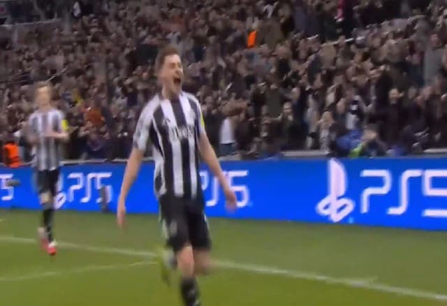 GOL DO NEWCASTLE! Barnes abre o placar contra o Barcelona na Champions