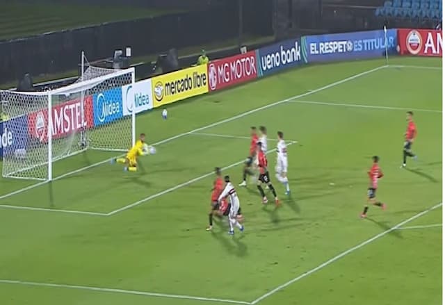 Ferreirinha quase abre o placar para o São Paulo na Sul-Americana