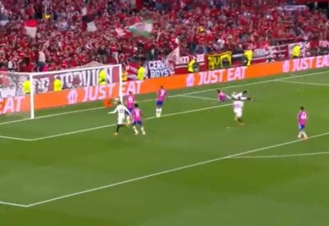 À la Gordon Banks, Szczesny evita gol do Sevilla contra a Juventus