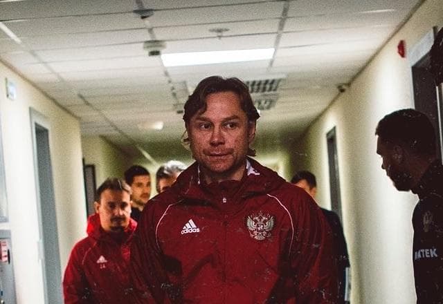 Técnico da seleção russa torce por fim da guerra: "A paz vai vir"