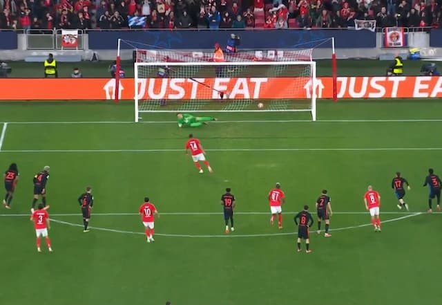 Hat-trick do Pavlidis! Benfica marca o terceiro contra o Barcelona