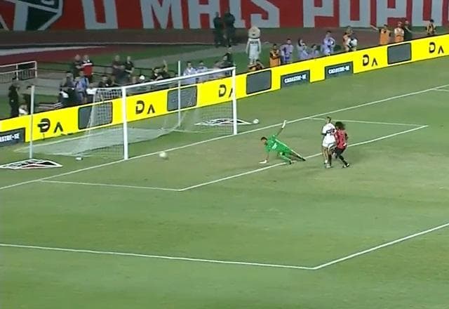 Mais um! Dodô marca o hattrick contra o Milan no Reencontro de Gigantes