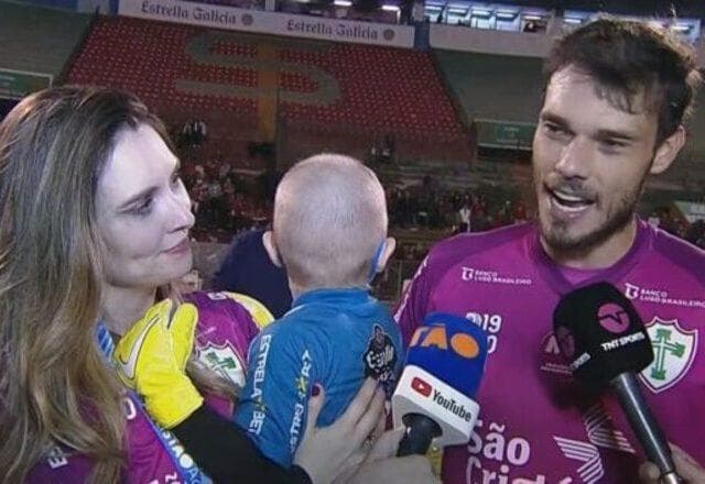 Após título, goleiro da Portuguesa apresenta filho que luta contra câncer raro