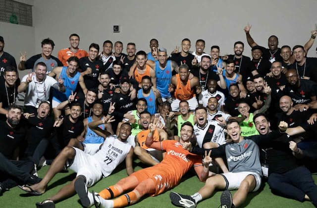 Léo Jardim, do Vasco, explica estratégia nas defesas de pênaltis: "Intuição, estudo e jogo mental"