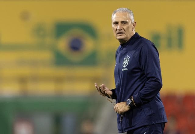 Tite é assaltado durante caminhada na praia no Rio de Janeiro