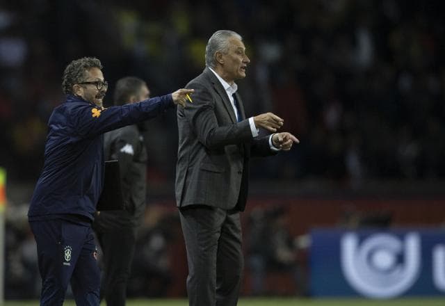 Tite se revolta com falta em Neymar: "Lance de tirar da Copa do Mundo"