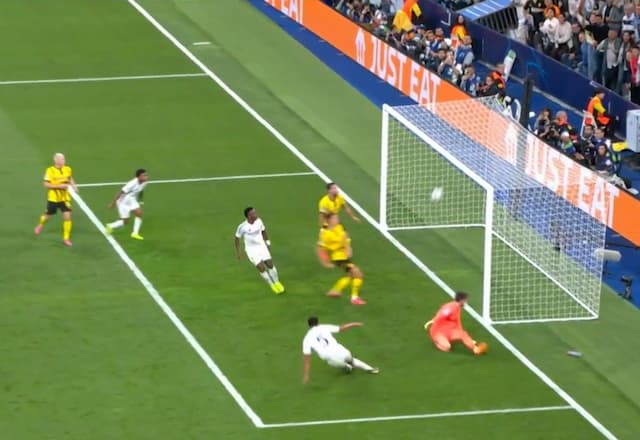 Bug no videogame? Real Madrid chuta duas vezes na trave em sequência