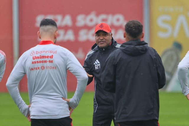 Internacional pode seguir com três zagueiros contra o Fluminense