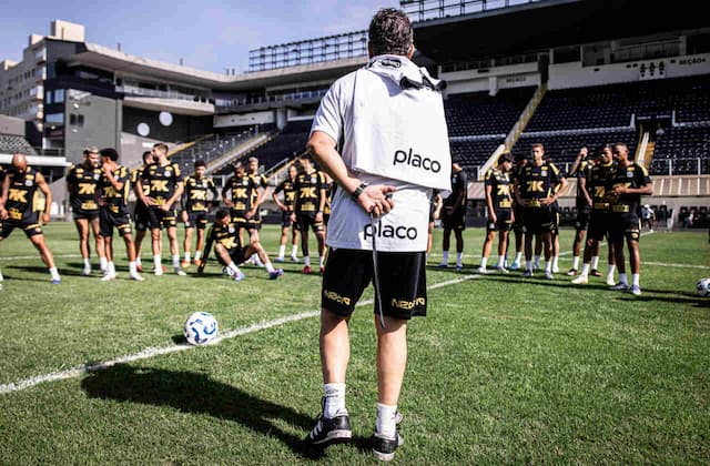 Santos encara Juventude pressionado por reação e com futuro de treinador em jogo