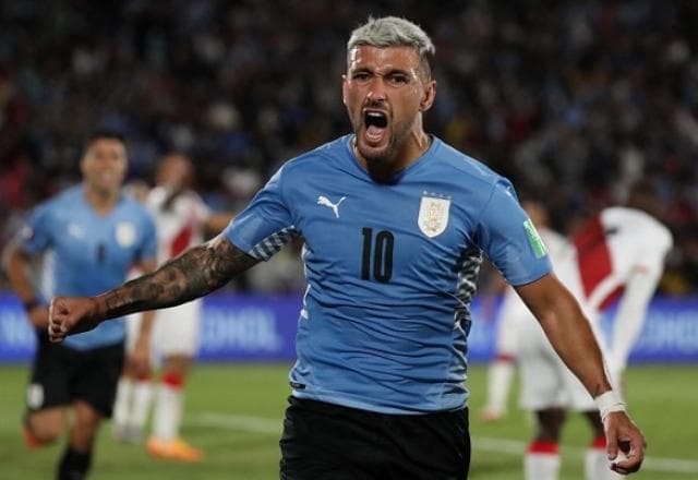 Com gol de Arrascaeta, Uruguai vence o Peru e se garante na Copa