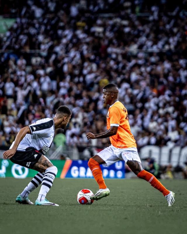 Léo Jardim faz milagres e Vasco busca empate com Nova Iguaçu pela semi do Carioca