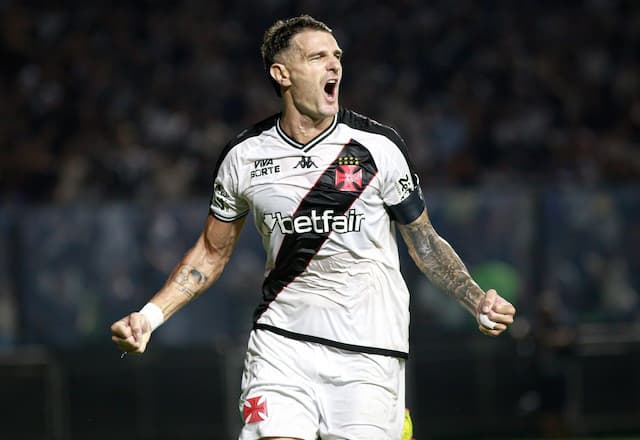 Vasco goleia Portuguesa-RJ com show de Vegetti e Coutinho