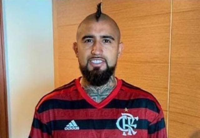 Vidal chega ao Rio de Janeiro para assinar com o Flamengo: "Estou feliz"
