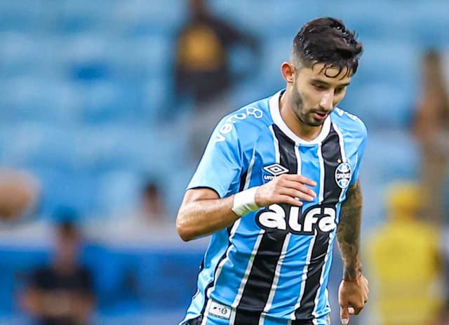 Villasanti deixa estádio de muletas por problema no joelho e preocupa o Grêmio