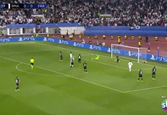 Incrível! Vini Jr chuta rasteiro e Tuta tira em cima da linha para evitar o gol