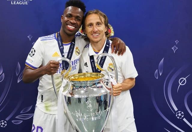  Vini Jr e Modric discutem em campo e Ancelotti sai em defesa do croata